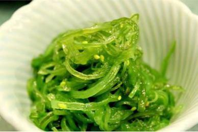  每天精选不同菜肴给大家，摆放好辣子鸡丁，生活需要的是一日三餐吃好