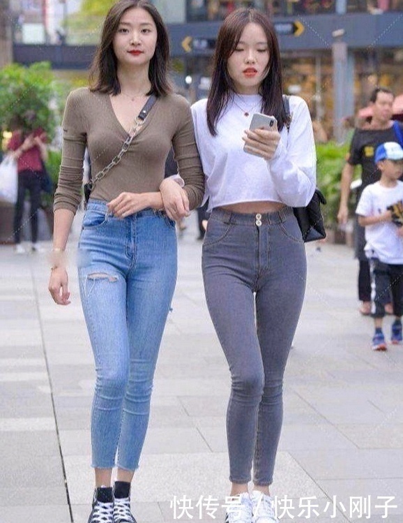 女们的穿衣|气质小姐姐冰清玉洁,走在街头十分养眼,你喜欢哪位小姐姐呢?
