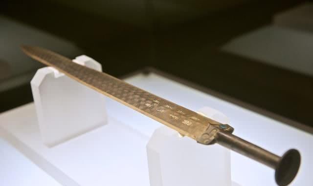 秦始皇陵里的宝剑为何自己能从弯变直?越王剑两千年为什么不生锈