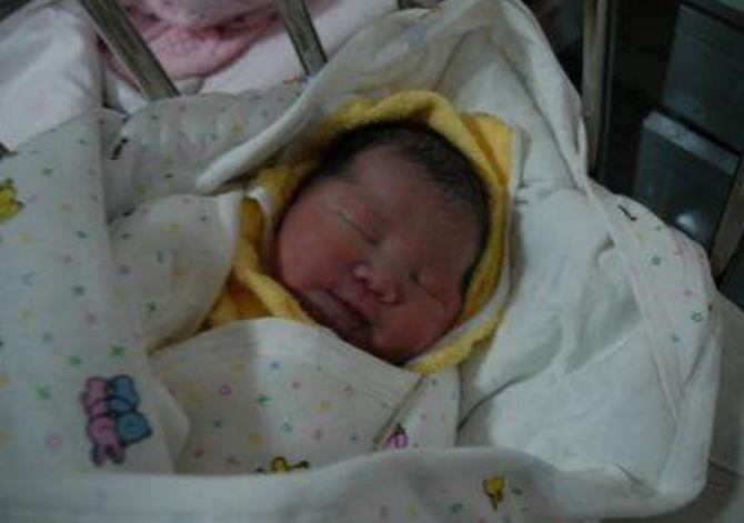 母亲|妻子母乳充足,迟迟不愿喂孩子,到医院检查后,丈夫惭愧低下头