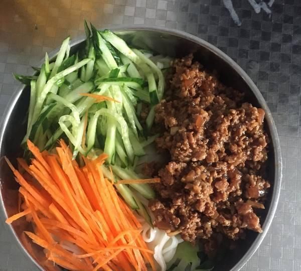 脂肪|宁愿大口吃肉,也别吃这4种食物,看着不油腻却是“脂肪的温床”