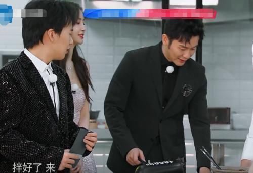 镜头|跑男吃面条，镜头对baby一晃而过，被网友截到，真吃假吃一目了然