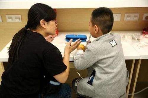 做作业|“爸爸,我好累好想睡一会儿”,孩子累得趴下再也没醒来,心疼