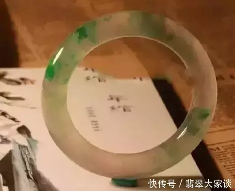 赌石|赌石实战17万买下一块只有一个翡翠手镯位的料子,直接开切