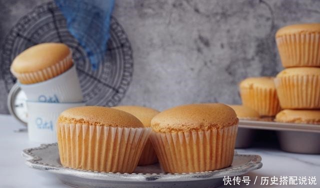 这蛋糕不回缩不开裂,细腻松软,蛋香浓郁,4种食材就可以做出来