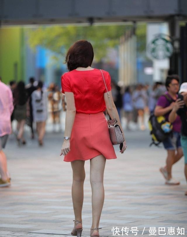 破洞牛仔裤 美女一袭简约的瑜伽裤,选择简洁轻盈的裙型,减龄单品