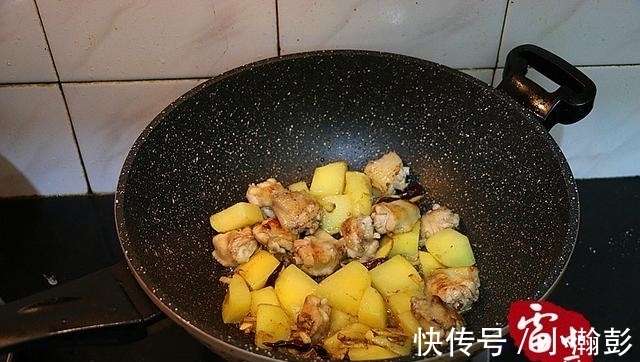 花样|鸡翅别再红烧了，换个花样加它一起烧，喷香下饭，一盘转身就没了