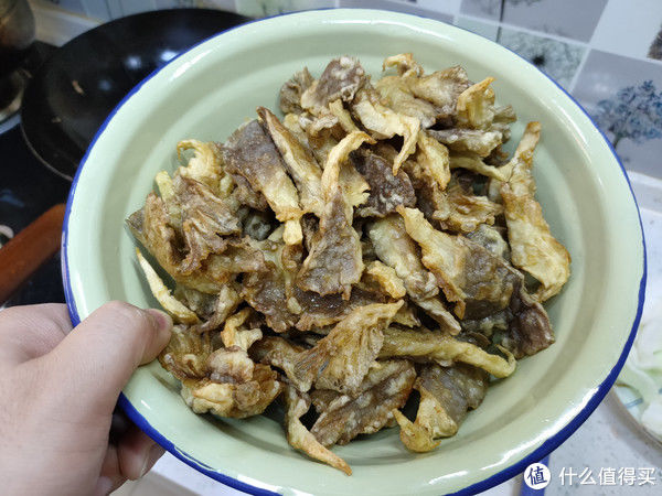 干炸蘑菇|餐馆里“很脏”的一道菜，不少人都喜欢吃，内行下馆子却很少点