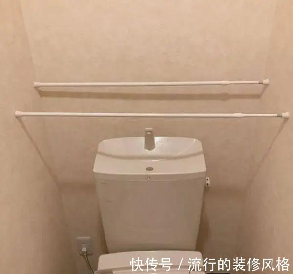 柜子|邻居家卫生间要火了！马桶离地10公分，下方加两根杆子，收纳满分