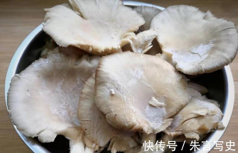 炸蘑菇|炸蘑菇总是回软?多半是没有掌握窍门,牢记4点,出锅后香酥可口