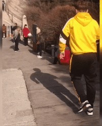 |搞笑GIF:妹子你是真会玩,摔下来的那一刻肯定后悔了吧!