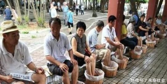 水肿|泡脚时水里撒一把，3天逼出体内湿气，大肚腩不见了，腰也细了！