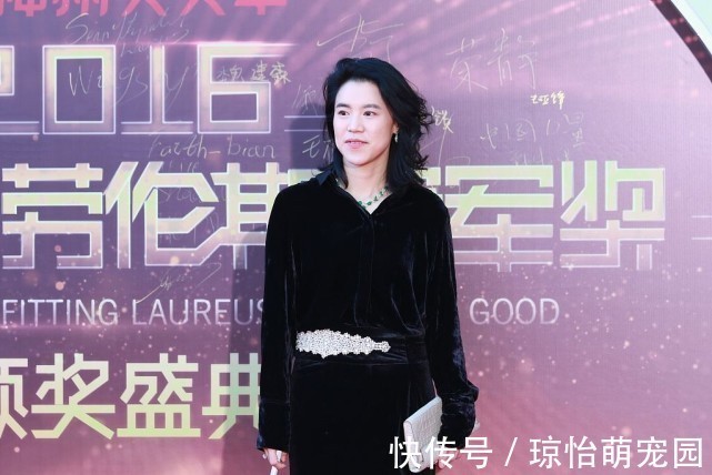 乒乓球手|前乒乓球手王楠嫁富商后真“贵妇”,一袭丝绒长裙,头发乱也挺美