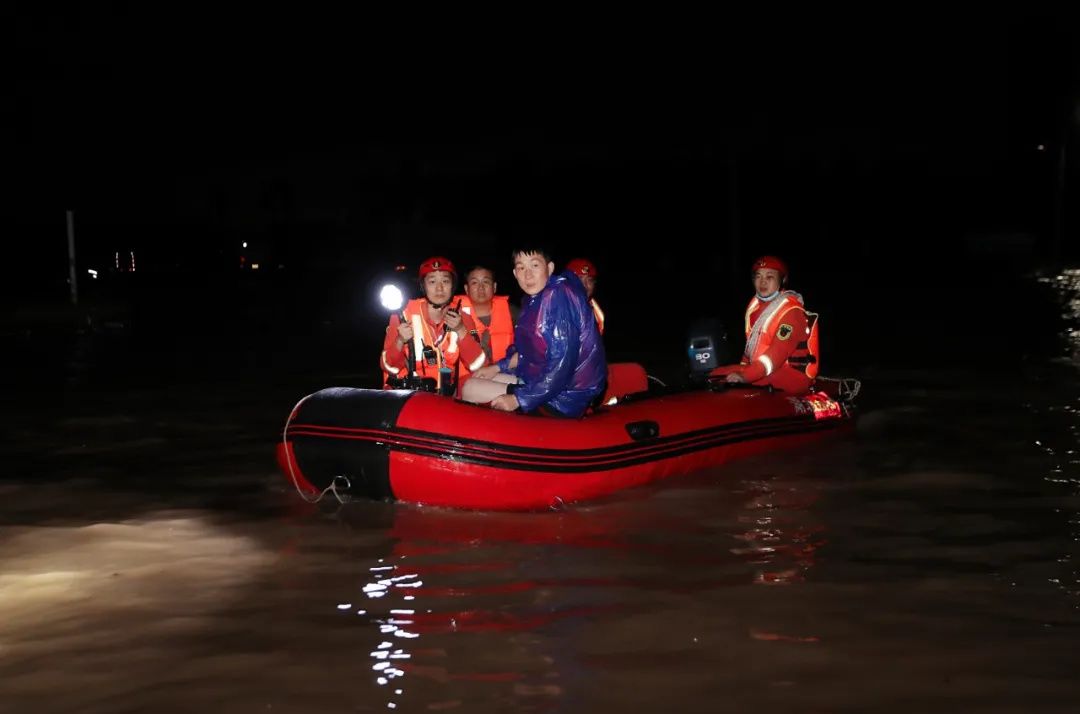 河南|千钧一发！河南两小伙大水里游了6个小时，武汉消防反应太快了……