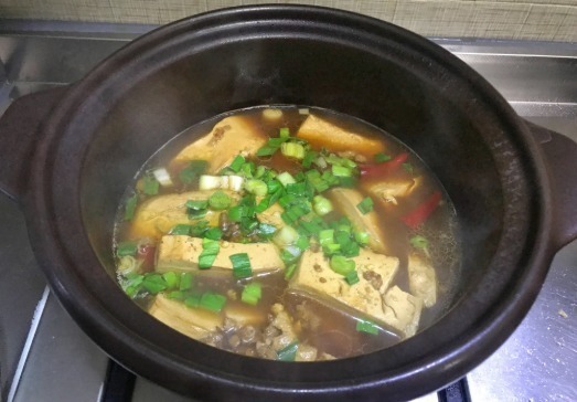 炖豆腐时,往锅里扔这2味香料,炖出来的豆腐又香又嫩,超美味!