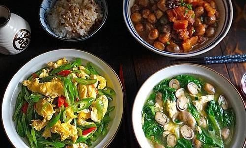 自从女儿考上了大学,晒我家两口周末午餐,两菜一汤,夸赞我们伙食真接地气