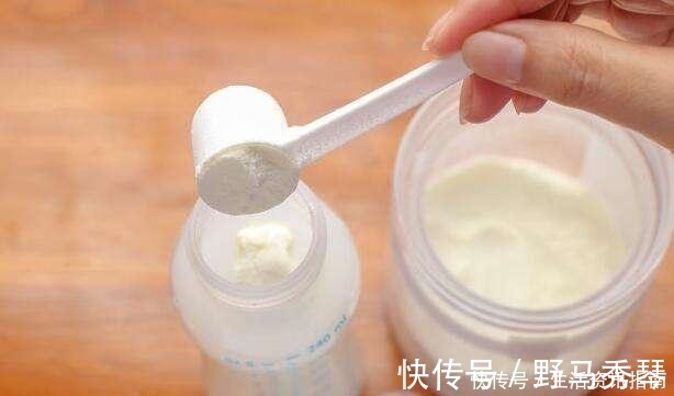 小宝宝|你冲奶粉时，是先放水还是先放奶粉宝妈别把顺序弄错了！