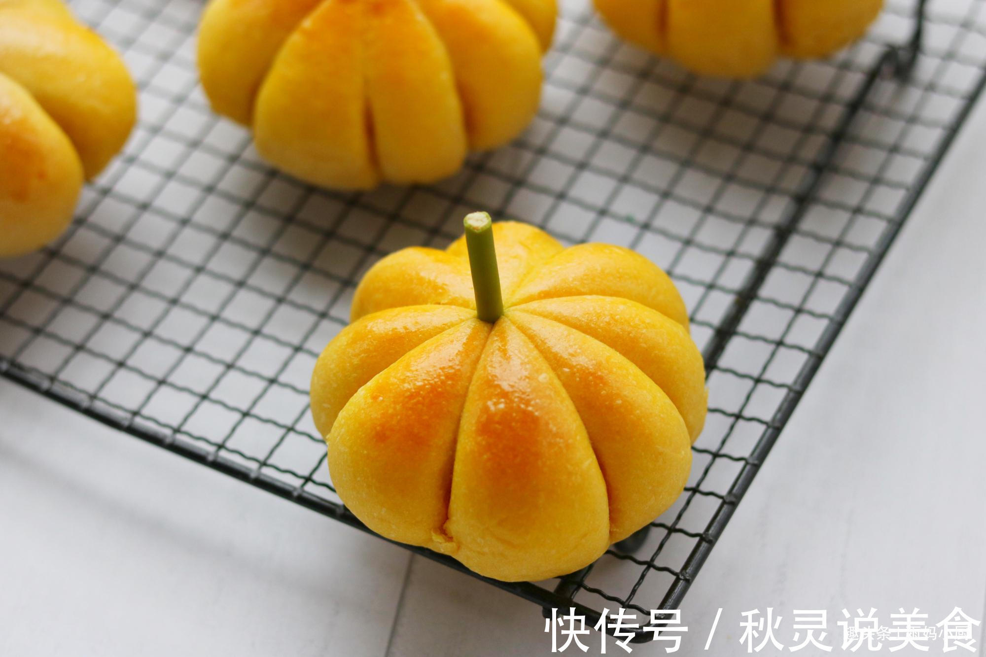 南瓜别煮粥了,加点面粉做此物,色泽金黄又营养,大小朋友都爱吃