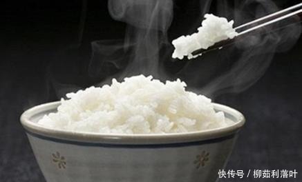 蒸米饭时，“冷水”还是“热水”下锅大厨教你1招，米饭香又软