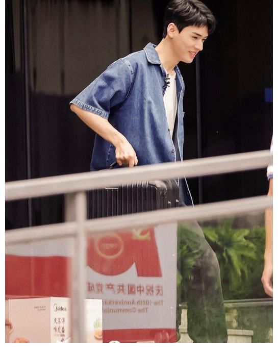 龚俊|龚俊中餐厅5路透，带锅上班可还行，全用张哲瀚代言产品好严谨