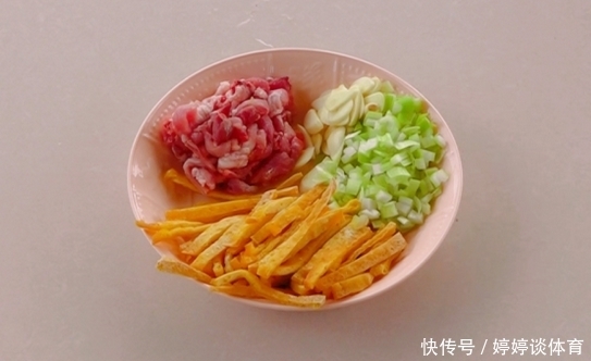 下饭|芹菜炒牛肉出新做法,加上这种东西,肉质嫩滑芹菜鲜香,特别下饭