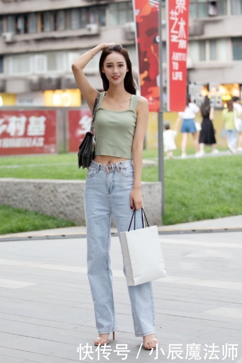 小姐姐爱穿性感吊带，露出性感水蛇腰，甜美的笑容让人心醉