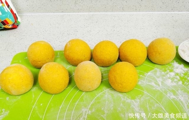 金灿灿的大馒头蓬松又暄软,自带甜味好吃又好看,照着做零失败