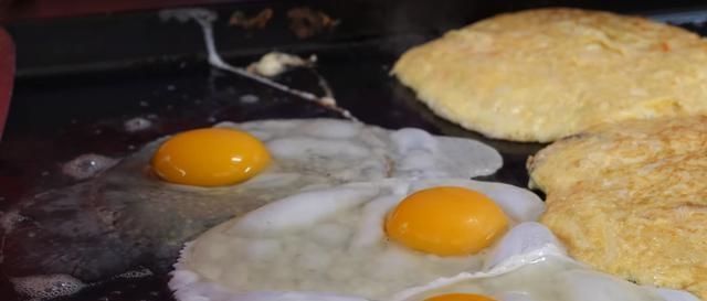 吐司|大妈路边卖“吐司蛋堡”小吃,一份15让顾客很“不满”,要求涨价