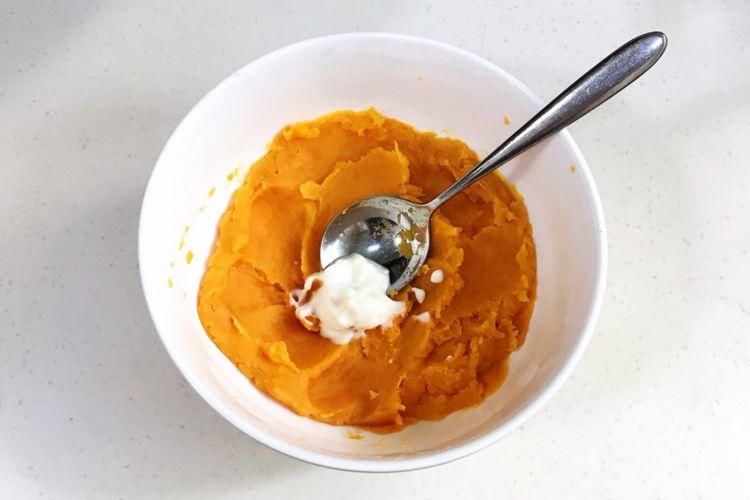 红薯芝麻煎饼，用饺子皮制作很方便，撒上芝麻后更香