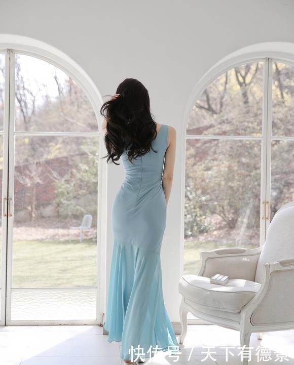 时尚穿搭孙允珠:蔚蓝海洋圣托里尼百褶连衣裙