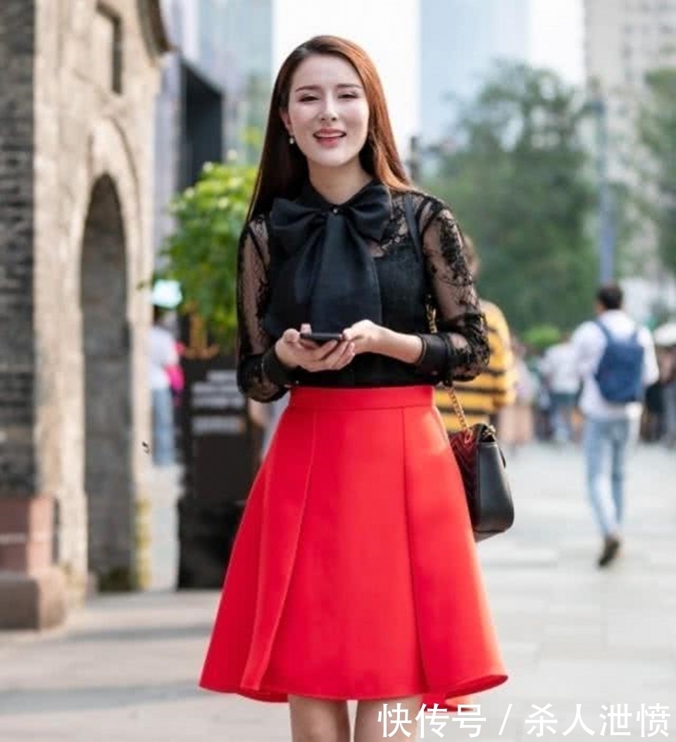 美女黑色蕾丝上衣搭配红色裙子,更加时髦大气