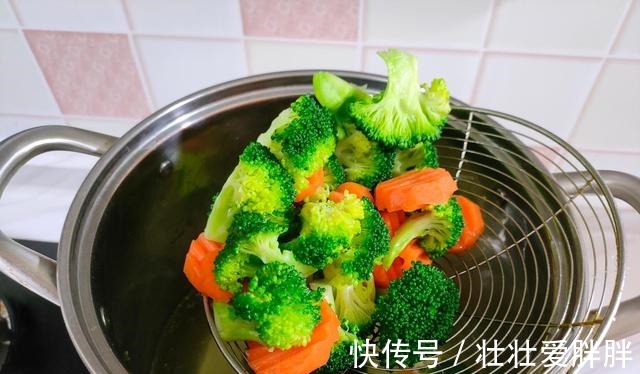 好吃|天凉馋肉，用黄肖氏酱汁做了3份鸡腿饭，快手省事香嫩，好吃极了！