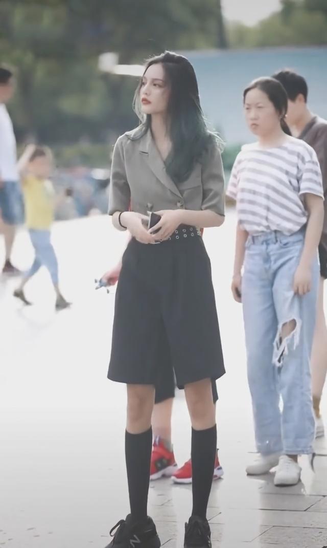 小西装|街拍小姐姐时髦的印花背心搭配休闲裤,尽显时尚魅力