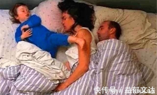 小宝宝|三岁宝宝和父母一起睡觉的场面,厉害了我的宝宝!