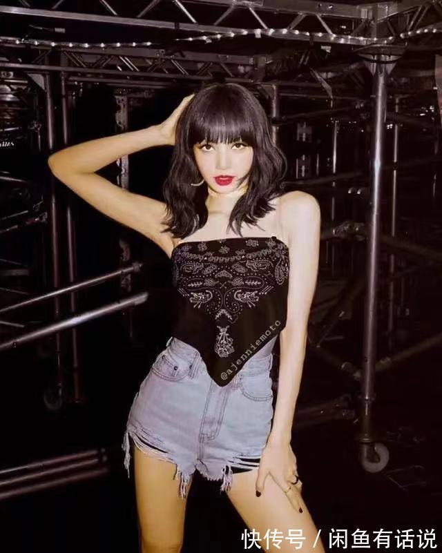 简约感|中国大妈挥舞的丝巾,被时髦精裹身上当衣服穿,完全不一样的味道