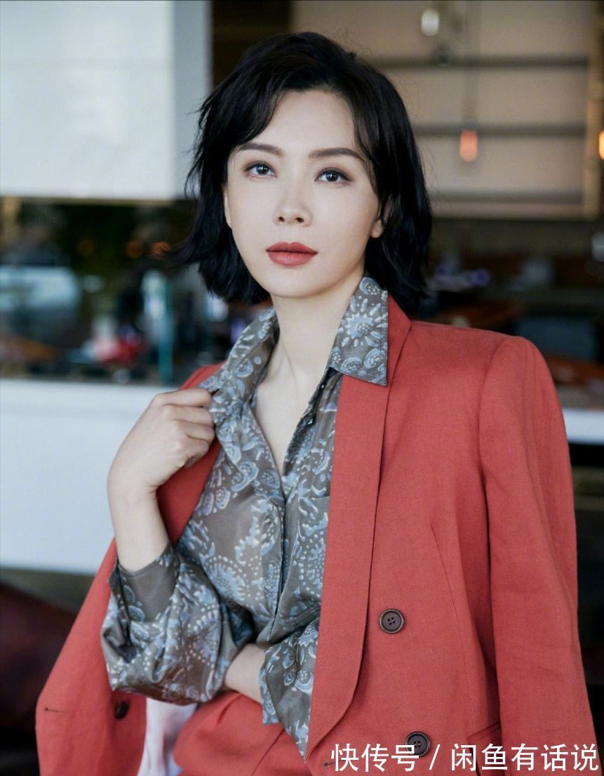 西瓜红 过年衣服别买“大红色”,有品位的女人都会选这3种红,太显白了