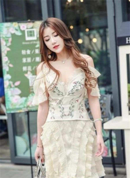 小姐姐|大波浪卷发的优雅美女,露肩上衣配时髦短裙,尽显女神风采