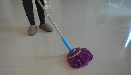 不管家里有多脏,拖地时水里加点东西,拖完地干净明亮还不落灰