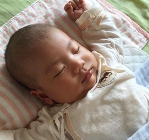 睡眠|哄睡一小时醒来分分钟,“落地醒”的宝宝太磨人!教你正确应对