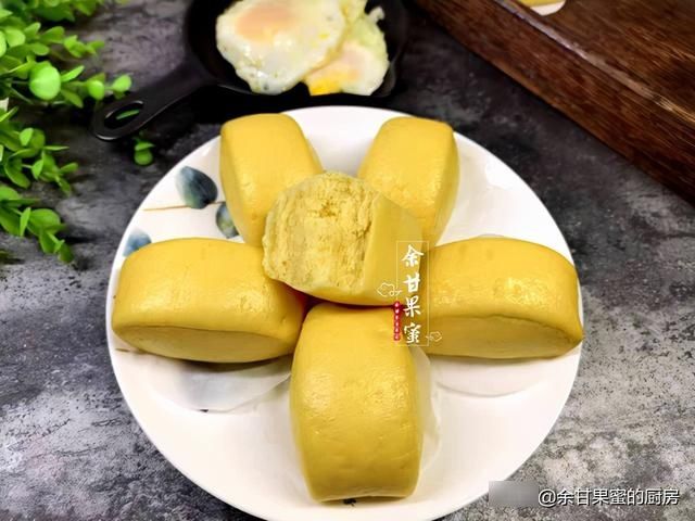 这道面食不用加水，制作过程简单，成品亮丽松软，无糖也甜美