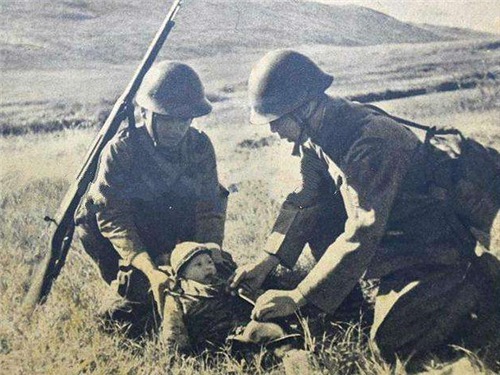 教科书|抗日期间,日军为何喜欢给小孩糖吃?你看日本教科书都写了啥