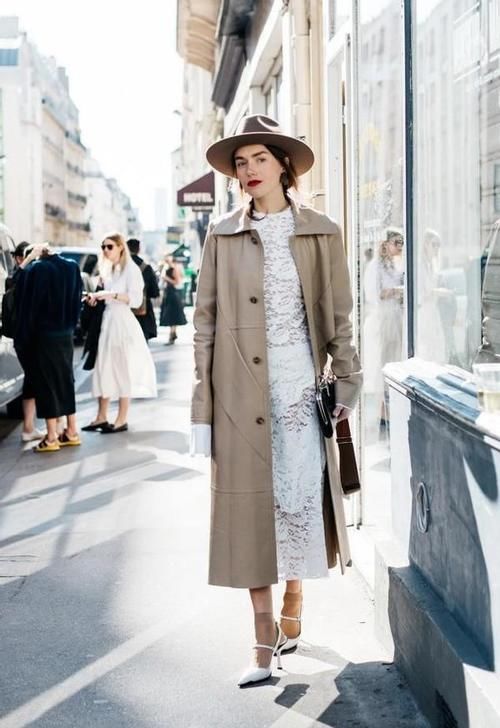 春天风衣里面穿什么才时尚？推荐这3种“内搭”，减龄百搭又耐看