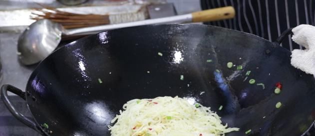 土豆丝里打2鸡蛋,没想到这么好吃,我家隔天就想吃,出锅被抢光