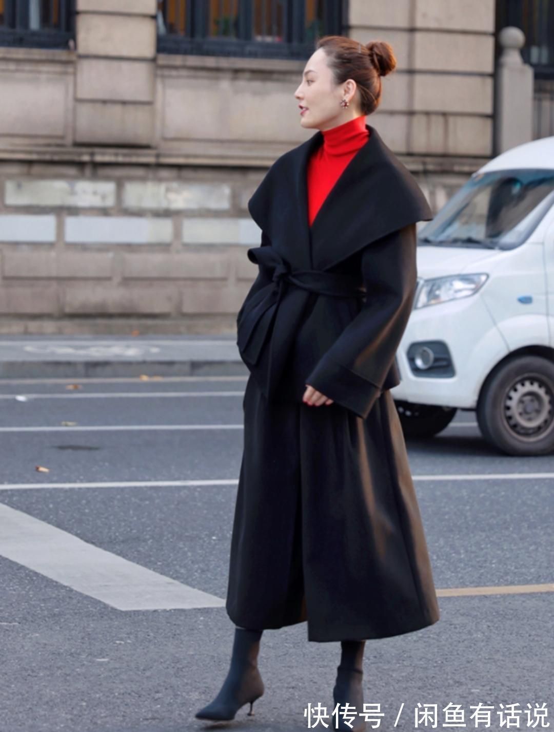 沉闷 又被“黑大衣”惊艳了,45岁博主的这3套配色,贵妇少女随心切换