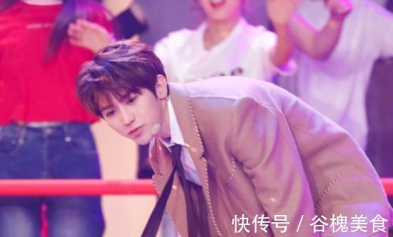 蔡徐坤上《快本》,尖叫女粉丝意外走红,自拍照判若两人