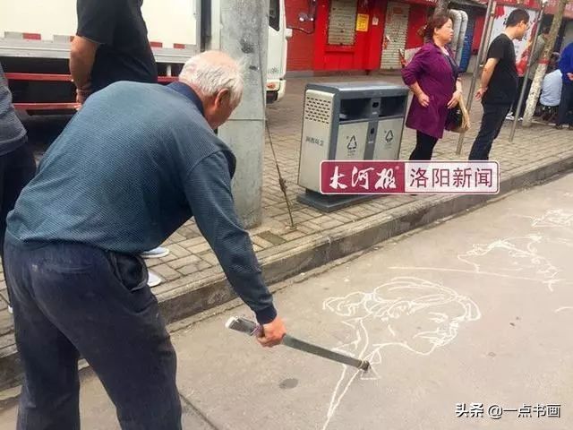 张凯丽&大爷街头画画18年，用地当纸，感动一座城