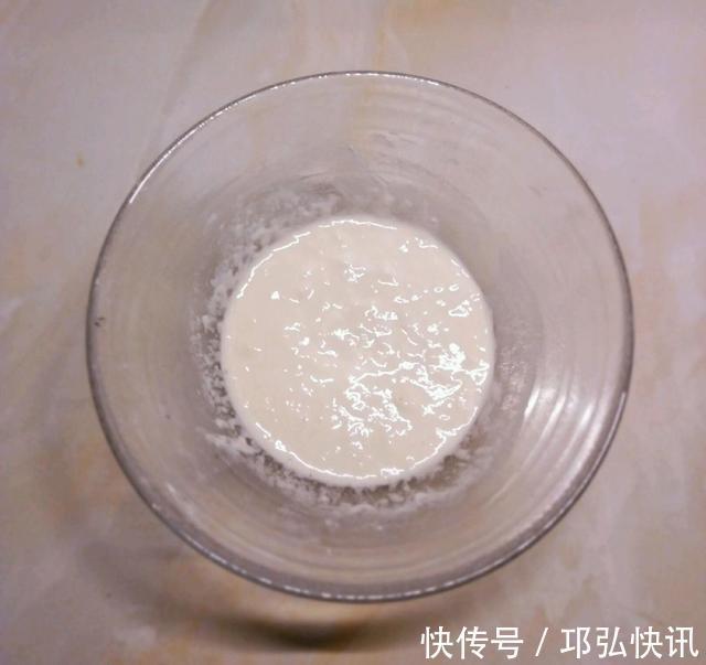 香椿也能做成小甜品,1把香椿2个蛋,撒把面粉成面卷