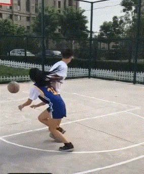 |搞笑GIF趣图徒手开榴莲,非专业人士不要模仿!