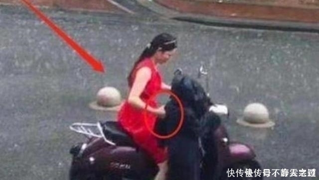 感恩之心|宝妈冒雨接孩子放学,被路人拍到这幕火了,网友哽咽为母则刚