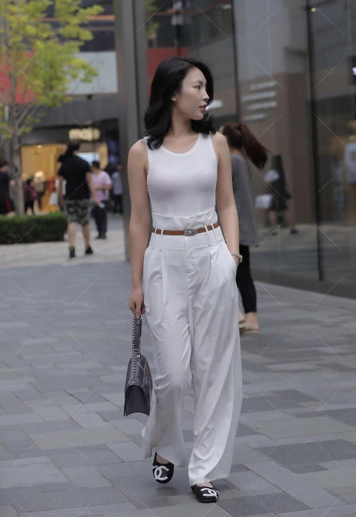 时尚达人的穿搭方式就是特殊,紧身衣搭配高腰裤子,时髦的气质